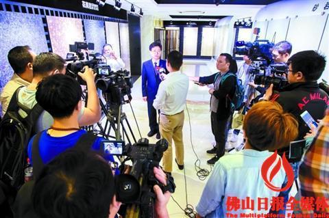 中国侨网中央、省、市各级媒体记者在蒙娜丽莎集团采访。董事张旗康接受多家媒体采访。/佛山日报记者周春摄