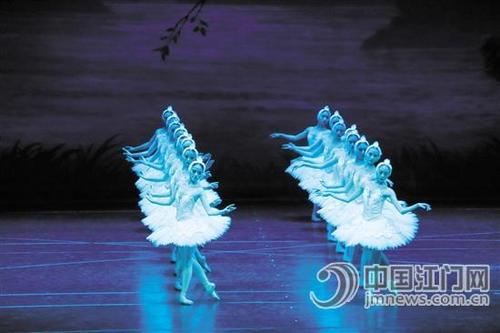 中国侨网广州芭蕾舞团为江门观众诠释了芭蕾舞之美。