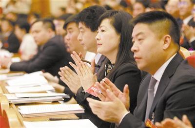 中国侨网昨天上午，参加市政协十一届一次会议的人员对《政协第十届温州市委员会常务委员会工作报告》给予热烈的掌声。 陈翔 杨冰杰 摄