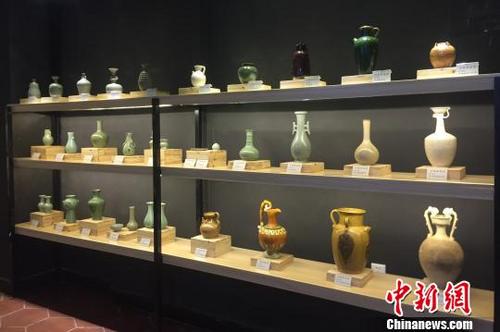 中国侨网清远斋被当地民众称为“家门口的陶瓷博物馆”。　牛效礼 摄