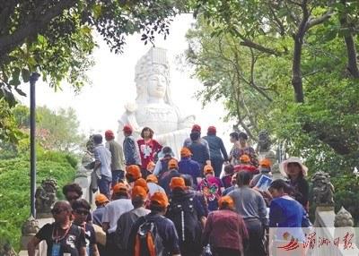 中国侨网图为宾客参观湄洲妈祖祖庙的妈祖石雕像。