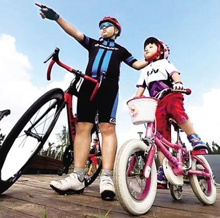 中国侨网祁甫宁和女儿一起骑行。