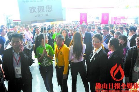 中国侨网众多客商在第28届中国（佛山）国际陶瓷及卫浴博览交易会会场参观洽谈。/企业供图