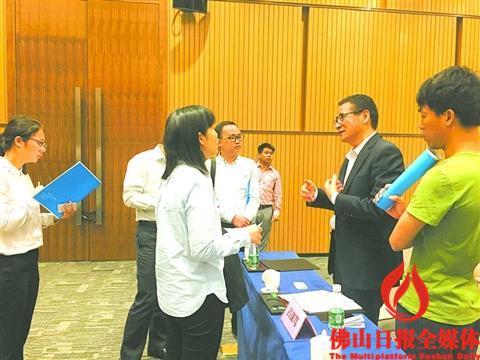 中国侨网在推介会上，佛山企业代表向博达集团副总裁吕谋笃（右二）了解非洲市场情况。