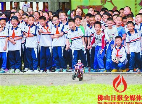中国侨网昨日，南海区大沥河东小学，同学们在观看遥控摩托车表演。/佛山日报记者周春摄
