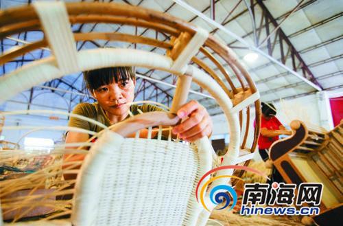 中国侨网图为工人正在编制特色黎族藤制家具。