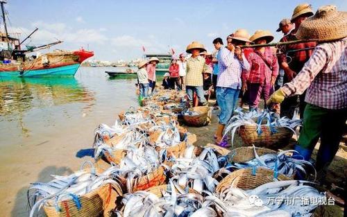 中国侨网图为热闹的“海鲜路”。