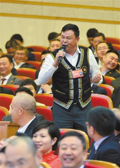 中国侨网委员雷朝阳在即席发言时，唱了一段畲歌。他建议政府在畲歌保护上给予政策倾斜和资金支持。杨冰杰 陈翔 摄