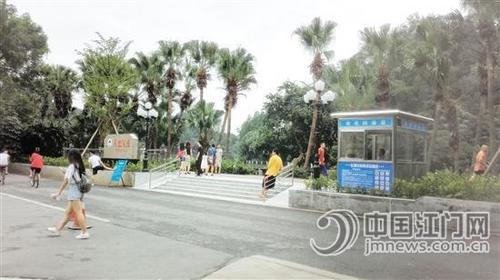 中国侨网游客和师生通过东湖公园荷花园通道，进出校园及公园。张雷/摄