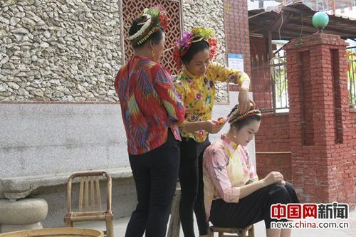 中国侨网“簪花围”是蟳埔女的传统头饰，鲜花随季节变化，常用的鲜花有素馨花、含笑花、粗糠花等。中国网 记者金慧慧 摄