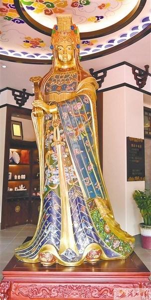 中国侨网图为景泰蓝妈祖圣像。 蔡昊 摄