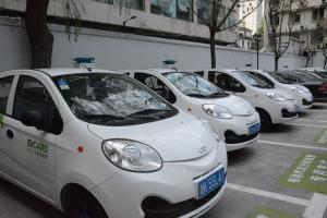 中国侨网停车场里整齐地停放着一排新能源分时租赁电动汽车。