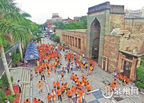 中国侨网近年来，泉州古城新城活力四射，成功举办了不少大型赛事。图为古城徒步游现场。