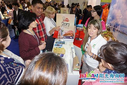中国侨网资料图:2017年4月19日,第十七届哈萨克斯坦国际旅游博览会在阿拉木图举办。图为中国馆海南展台前来咨询海南旅游的外国游客和旅行商络绎不绝。(图片来源:海南省旅游发展委员会网站)