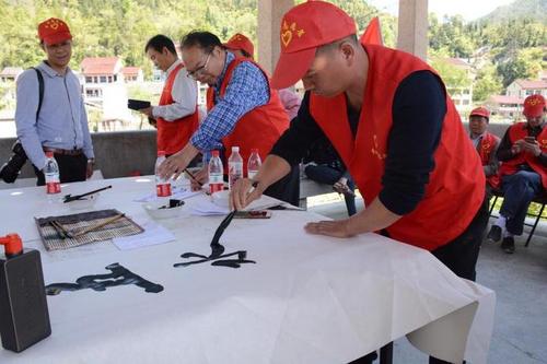 中国侨网书法家协会会员们现场创作,将治水这一主题思想融入到作品中。