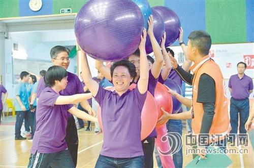中国侨网周惠红也兴致勃勃地参加了比赛。 在这个项目中，每支队伍派出4名队员，他们需要站成一列，在每个人举起一个瑜伽球的同时，还要用身体夹着3个瑜伽球进行跑动。如果有一个瑜伽球掉了下来，那么就要在起点重新出发。