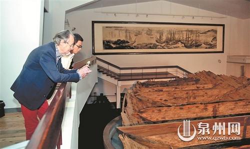 中国侨网图为戴浩石先生参观泉州湾古船陈列馆。