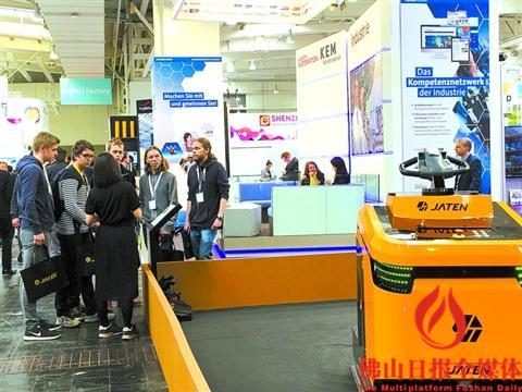 中国侨网嘉腾机器人展区吸引参展观众驻足观看。