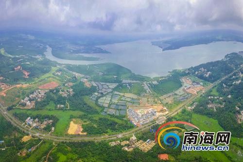 中国侨网4月26日,俯瞰文昌八门湾红树林海上森林公园初露新颜。海报全媒体中心记者 袁琛