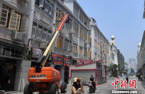 中国侨网工人正作业。 吕明 摄