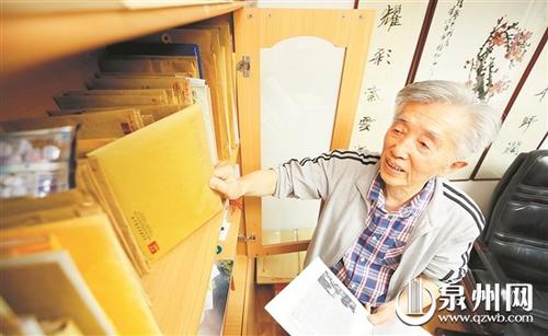 中国侨网对于泉州历史文化，黄星耀先生如数家珍。 （林劲峰 摄）
