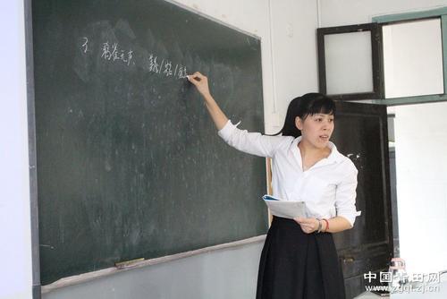 中国侨网图为青田县实验小学六(1)班班主任尹旭东老师。