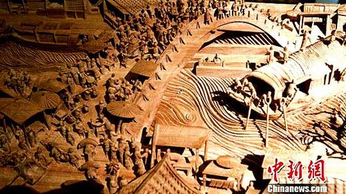 中国侨网资料图：潮州木雕项目传承人辜柳希的“清明上河图木雕节选”作品。（图片来源：中新网 陈启任 摄）