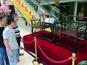 中国侨网“五一”假期，在江门新会“中国古典家具之都”，游客在参观精品红木家具。