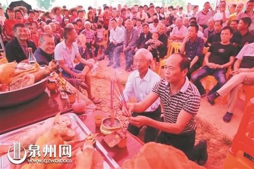 中国侨网5月1日,一场简单的仪式破除了两村互不通婚的陈规。(图片由傅梓芳提供)