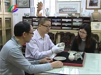 中国侨网工作人员讲解品瓷。