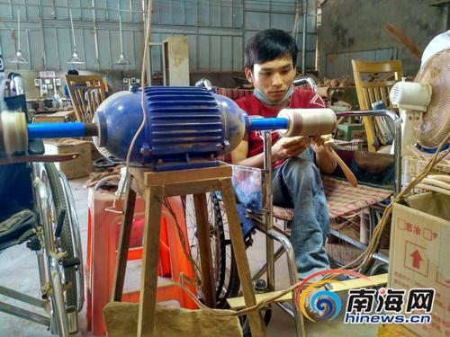 中国侨网残疾人员工在车间工作。
