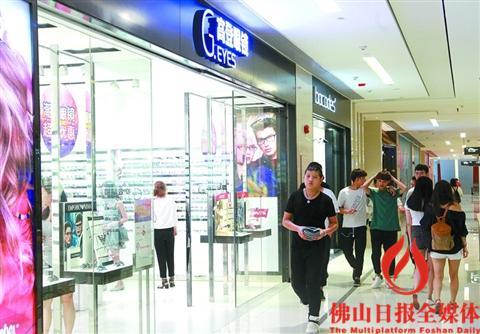 中国侨网资料图:购物中心岭南站引入多个品牌,成为休闲购物首选。佛山日报记者 甘建华 摄