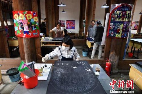 中国侨网图为学员在实验班基地进行创作。 吕明 摄