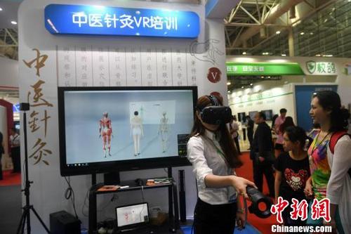 中国侨网图为网龙公司推出的“VR+中医针灸”亮相中国教育装备展。 吕明 摄