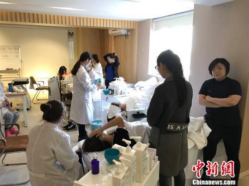 中国侨网图为:消费者使用玻尿酸、美白面膜等假药、假器材现场。 王一彬 摄
