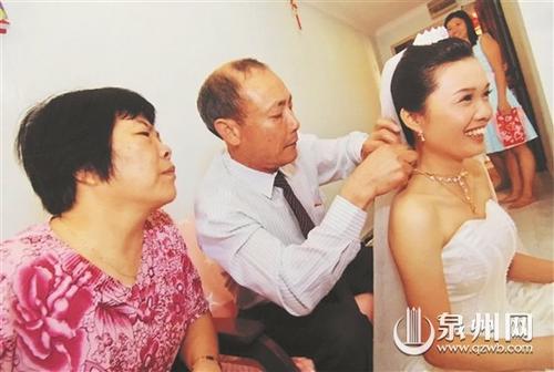 中国侨网美茵特地将养父母接到新加坡参加自己的婚礼