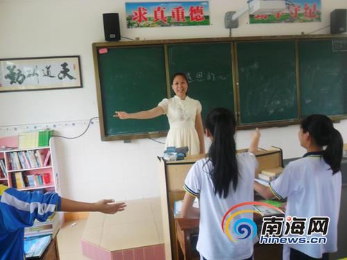 中国侨网不管是课堂上，还是课堂下，周萍对待学生们都是一脸和善的笑容。(南海网记者 孙令正 摄)