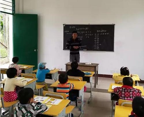 中国侨网吴光明正在授课。