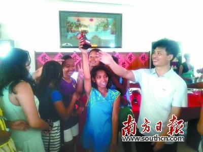 中国侨网在非洲支教近两年，来自佛冈中学的语文老师李朝军跟学生在一起。