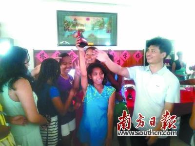 中国侨网在非洲支教近两年,来自佛冈中学的语文老师李朝军跟学生在一起。