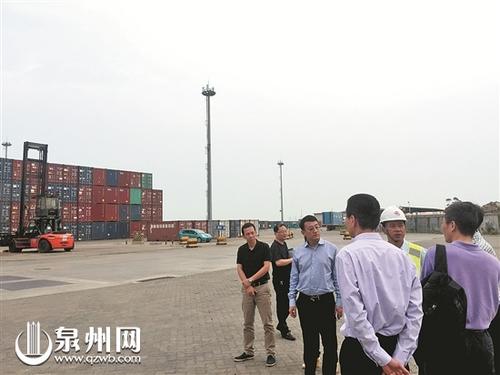 中国侨网检验检疫部门在石湖港区指导场地建设。（刘倩 摄） 