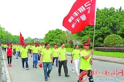 中国侨网潮州市领导与巡游队伍一起沿滨江长廊徒步。 本报记者 陈宏文 摄