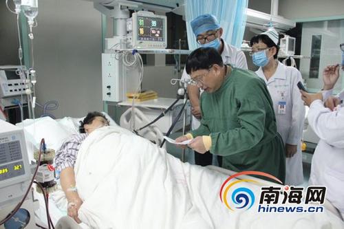 中国侨网刘正湘给患者看病。(南海网记者 孙令正 摄)