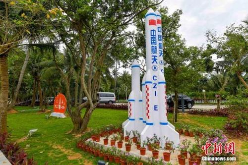 中国侨网2017年4月20日,记者走进距离中国文昌航天发射场直线距离不足五公里的村庄---好圣村,实地探访这个旧貌换新颜的“航天科技小康村”。据了解,好圣村仅有11户50余口人,曾经不起眼的小渔村经过美丽乡村建设规划改造后航天元素无处不在,游客可以采摘航天育种的瓜菜、品尝“航天菜”、购买航天主题旅游商品。航天创客民宿也正在建设中。 中新社记者 骆云飞 摄 4月20日,记者走进距离中国文昌航天发射场直线距离不足五公里的村庄---好圣村,实地探访这个旧貌换新颜的“航天科技小康村”。据了解,好圣村仅有11户50余口人,曾经不起眼的小渔村经过美丽乡村建设规划改造后航天元素无处不在,游客可以采摘航天育种的瓜菜、品尝“航天菜”、购买航天主题旅游商品。航天创客民宿也正在建设中。 中新社记者 骆云飞 摄
