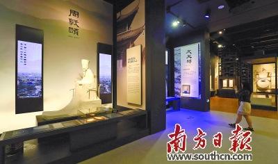 中国侨网 南粤先贤馆内部布局打破传统方式,同时在陈列技术上更多使用视频、雕塑、声光电互动等装置。 胡瀛斌 摄