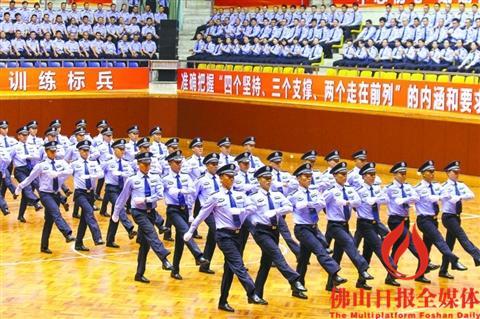 中国侨网昨日，“迎接十九大·忠诚保平安”2017年佛山市公安机关警体训练比武在市体育馆举行。图为三水公安分局方队正在参加比武。/佛山日报记者张弘弢摄