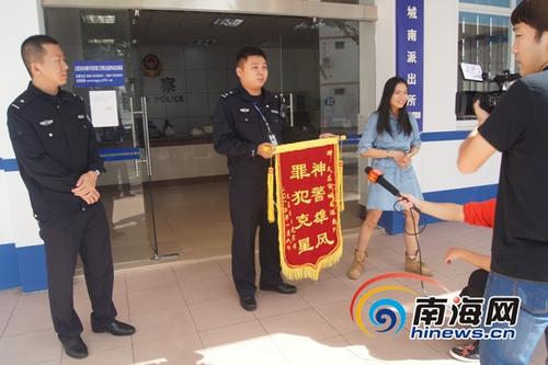 中国侨网从警六年,李珂(左2)始终把群众“满意不满意、答应不答应、赞成不赞成、高兴不高兴”当做检验工作的唯一标准。因此,他也得到辖区群众的赞誉。(文昌市公安局城南派出所提供)
