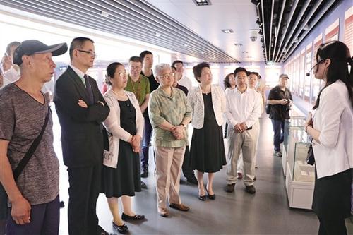 中国侨网《轨迹——华侨与铁路专题展》在北京中国铁道博物馆正阳门展馆开幕。