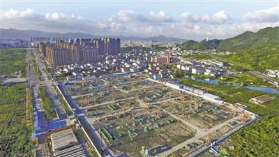 中国侨网图为三垟街道旧村农房改造安置工程工地上一片繁忙景象。 杨冰杰 航拍