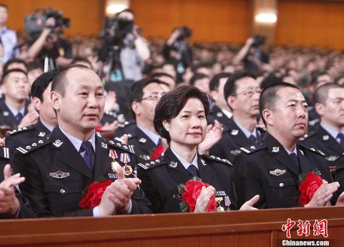 中国侨网5月18日,全国公安系统英雄模范立功集体表彰大会在北京人民大会堂举行。中新社发 张蔚然 摄